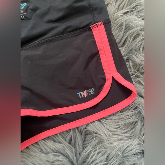 Tna Aritzia Shorts - Picture 2 of 3